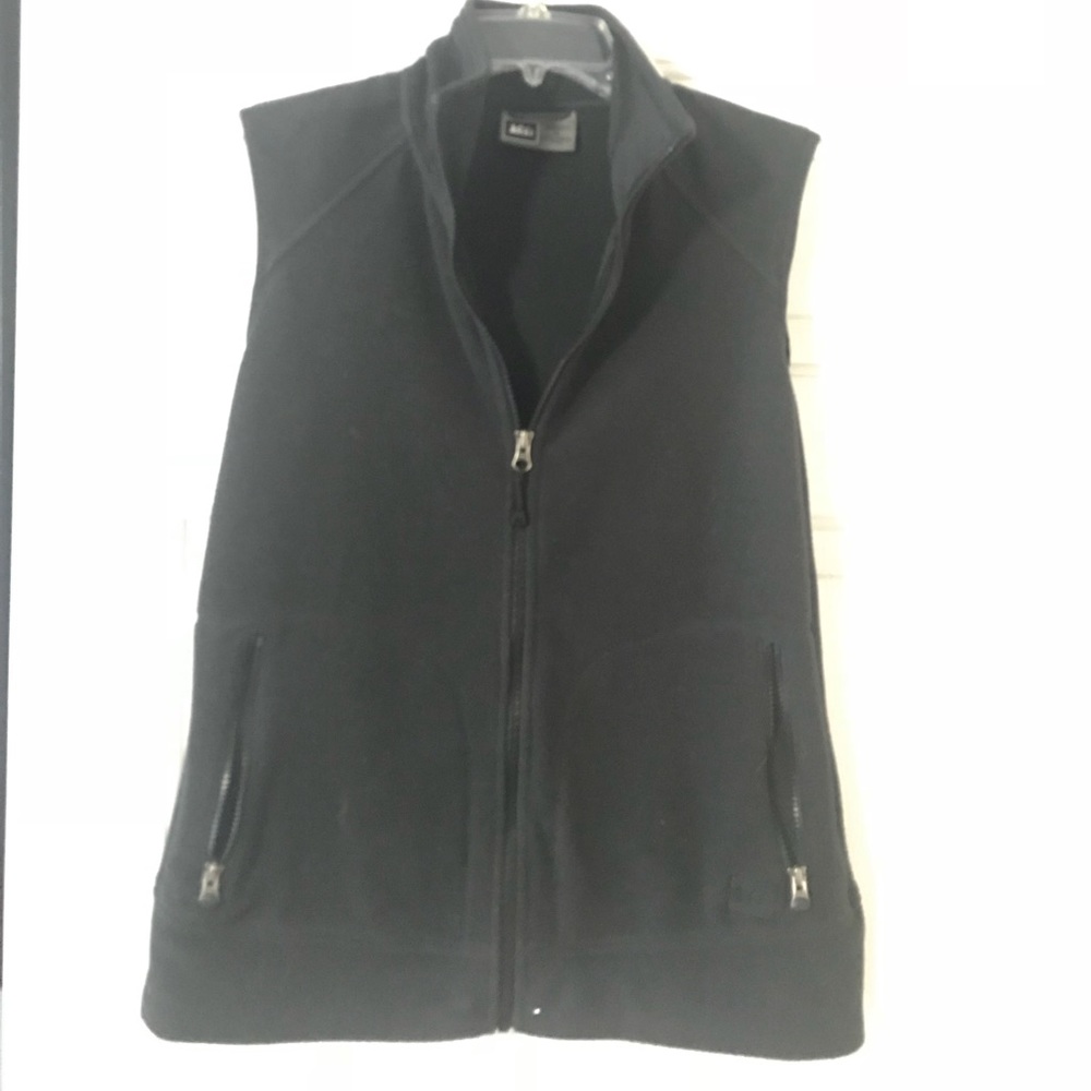 Black fleece vest